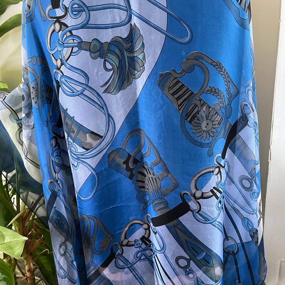 Hermès Paris Cliquetis Silk Shawl.🍂🍁🎄